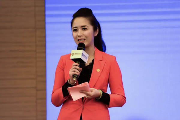 特邀主持 白玲本次论坛获得了参会者和学生,校友的好评,新发展系列