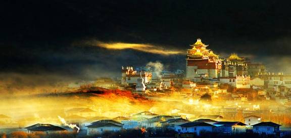 云南规模最大的一座寺院，被称“小布达拉宫”，外形却像欧洲城堡