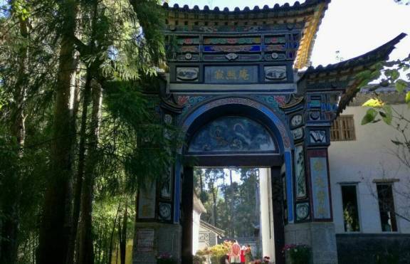 云南最特殊的寺庙，佛台不放香炉反而放鲜花，法师一番话令人大悟