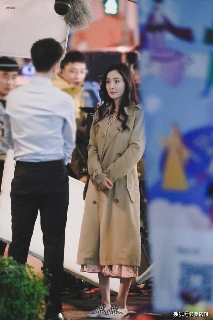 原创杨幂新剧路透同款卡其色风衣穿出不同的感觉不愧是时尚女王