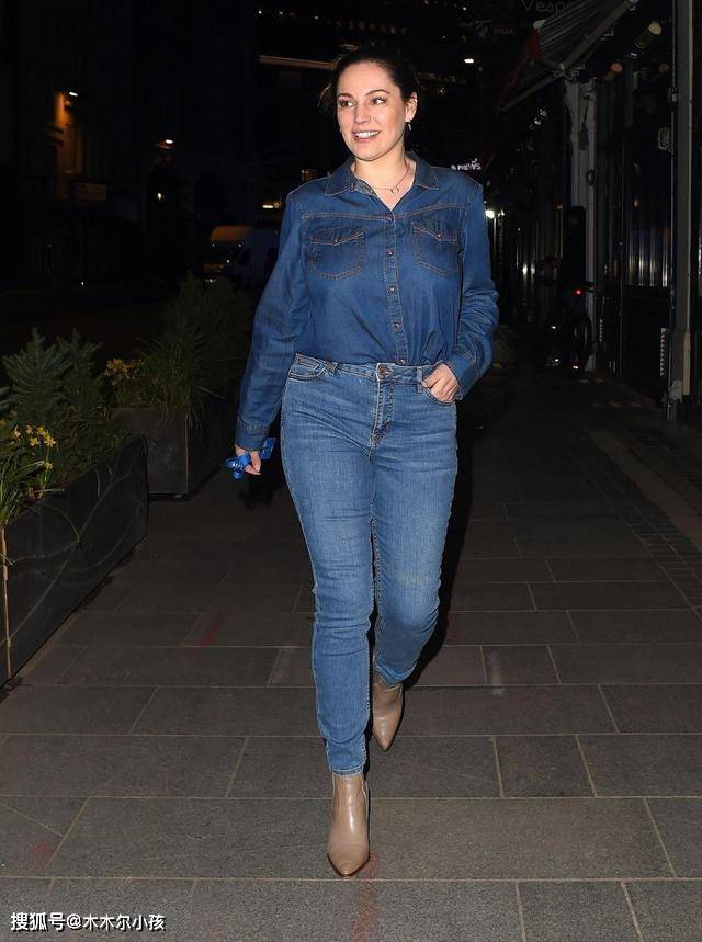 大码美女凯丽布鲁克牛仔衬衫穿搭清新减龄越活越有魅力