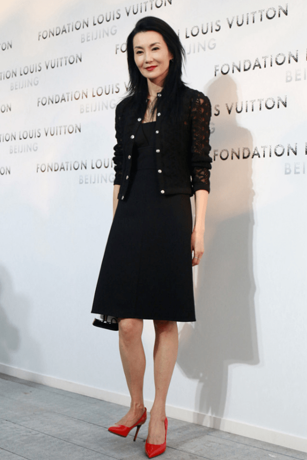 56岁的张曼玉身材依然苗条穿拼接色连衣裙惊艳亮相女神范十足