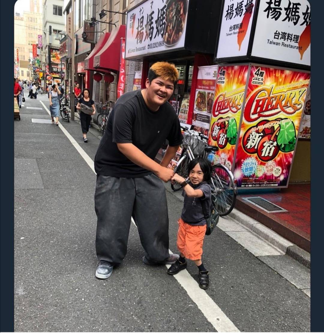 小男人太励志了，真人版“小矮人”和7个白雪“公主”，羡煞旁人_西晃平