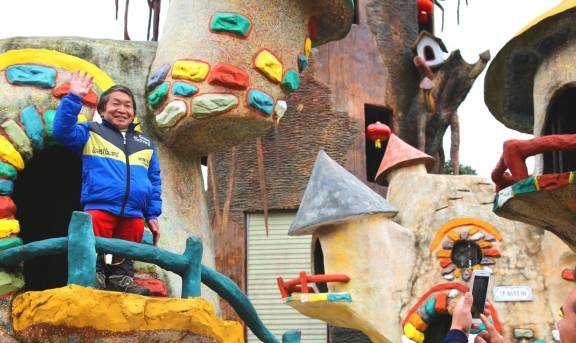云南现实版“小人国”，身高都不足1.3米，蘑菇屋成为童话世界
