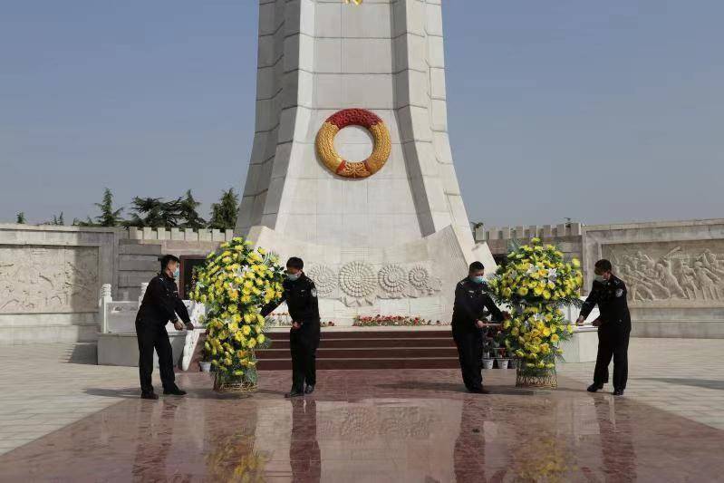 汴梁审判开封顺河法院组织干警到开封市烈士陵园参观学习