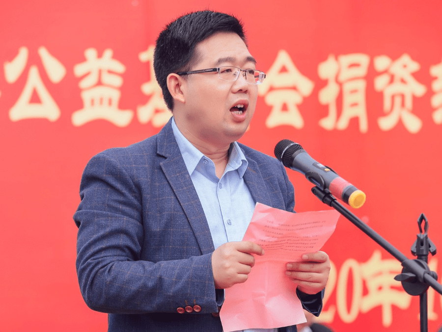 横塘岗初中校长曹飞发表致辞,对各位嘉宾的到来表示热烈的欢迎,对上海