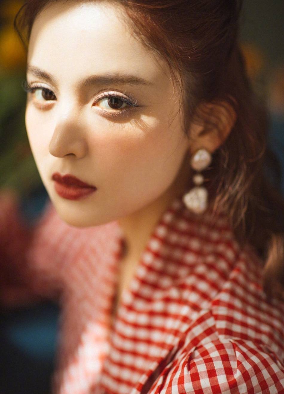 古力娜扎穿深v复古格子衫尽显浪漫优雅