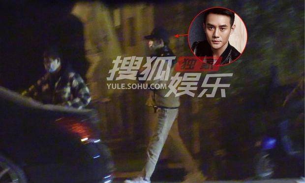 王凯和朋友聚餐喝酒微醺,走路步伐蹒跚,被拍和童谣牵手散步?