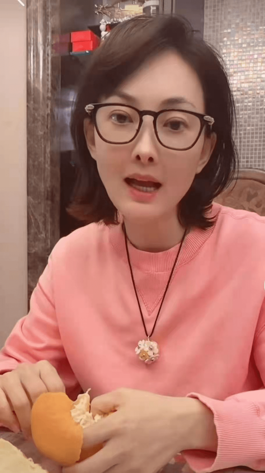 原创47岁牛莉近照曝光皮肤白皙状态佳被圈外富豪老公宠成少女