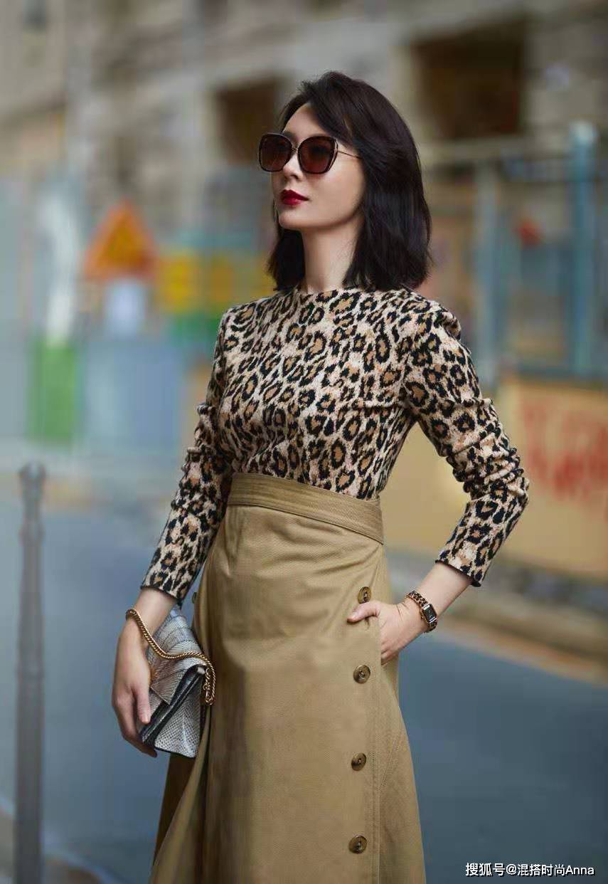 43岁陈数挺会耍酷豹纹上衣配墨镜狂野又摩登尽显女人风采
