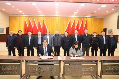 乔新光代表魏县现场签约了科创中国01高质量发展实验区共建协议