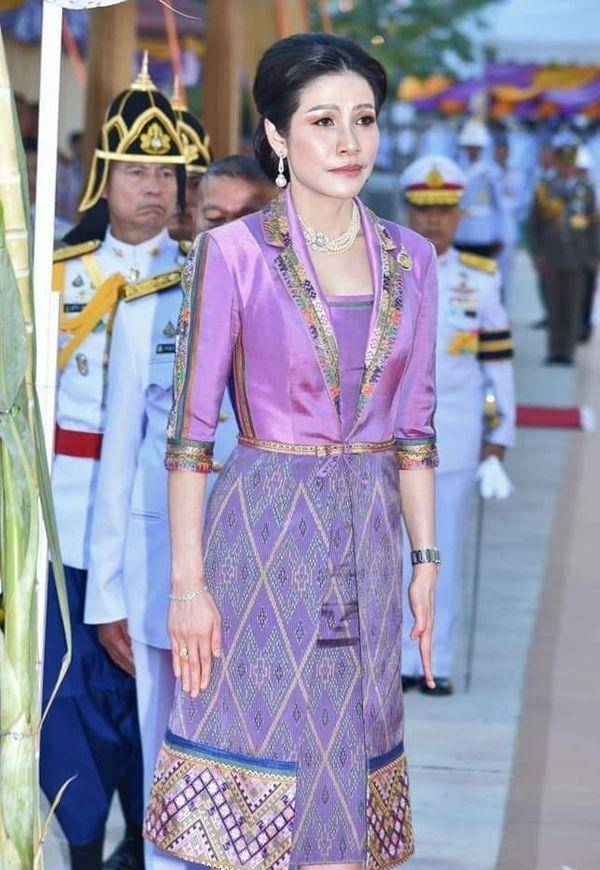 诗妮娜脖子上还是珍珠装饰,耳环也是,盘起来的发型也