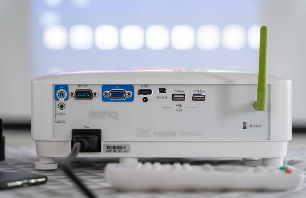 4000流明的明基e540商务投影机白天不用拉窗帘