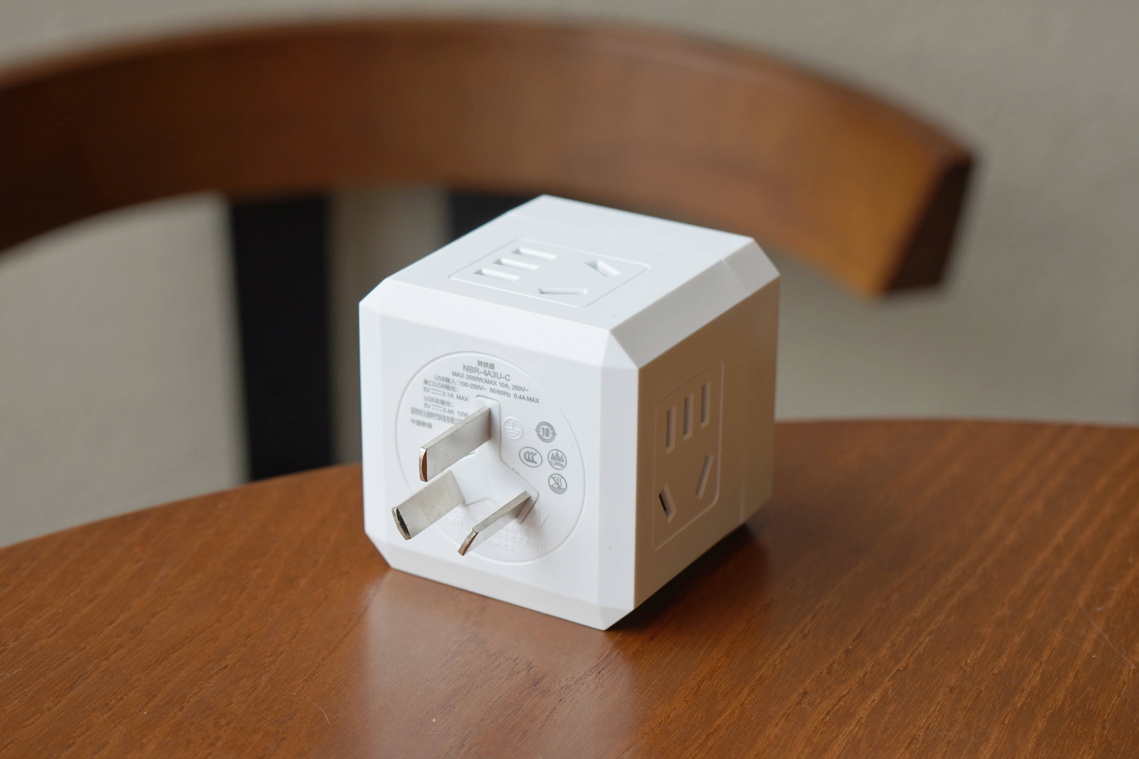 居家出行多孔插座怎么选,orico两款新品尽享安全可靠_插孔