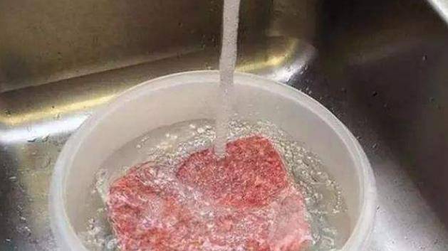 快速解冻肉类的好方法来了 9b27e2e544e140cb81d048f8ced7c93f.jpeg