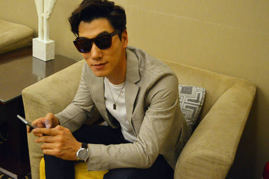 张亮离婚不离家,踩点为前妻庆生爱意满满_寇静