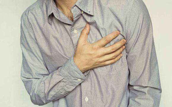 濒死感;,甚至会产生心绞痛,心前区有紧缩,压榨样痛感而当心梗发作时