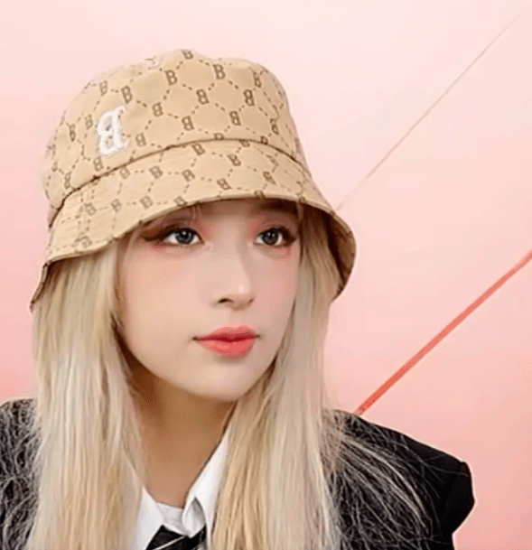 直播中,虽说机智张的妆容和时尚感与日常无二,但真