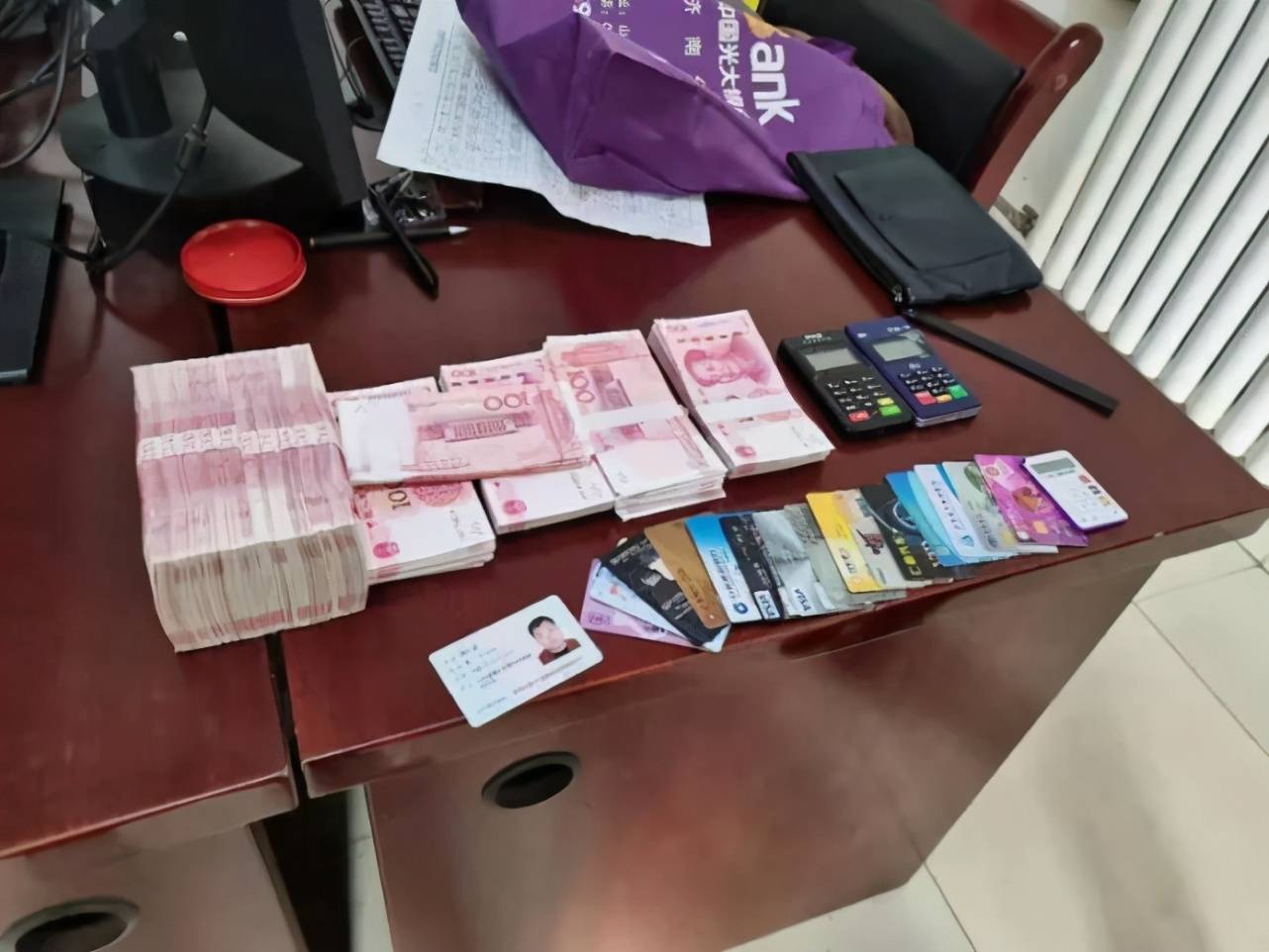 心真大济南男子手提14万元现金坐公交竟把钱忘在保洁桶里了