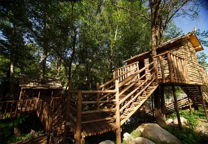 北京怀柔喇叭沟门闲云山房度假村各具特色的石头屋木屋别墅