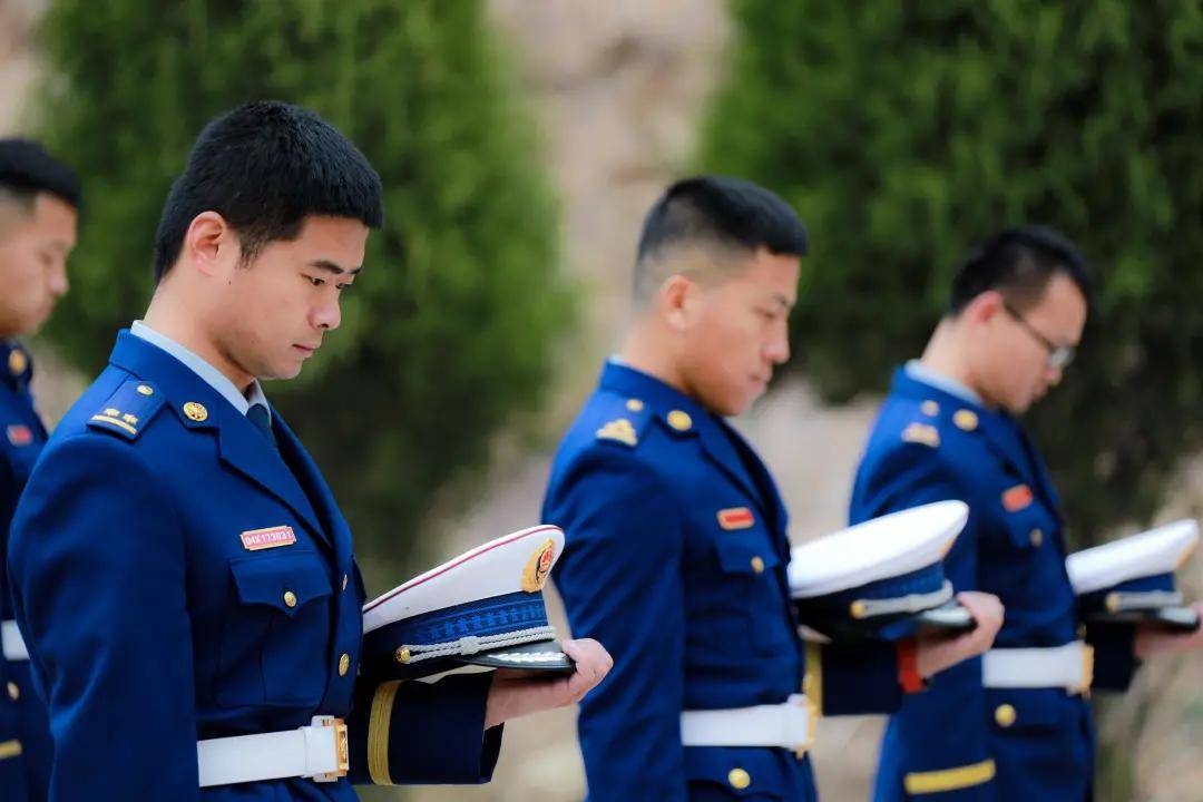 明显有点寒意的早晨,已经有了白发的母亲,把杜晓烨的墓碑擦了又擦