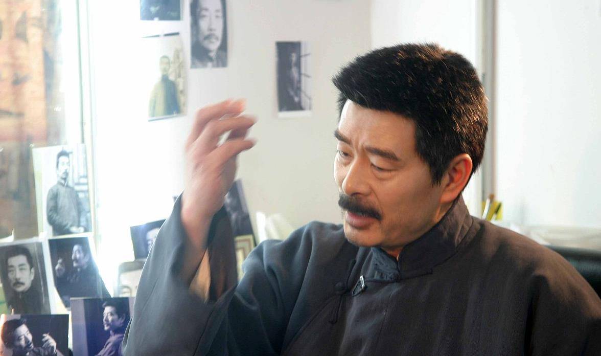 第一处是"走千官",唐朝诗人岑参有诗句"玉阶仙仗