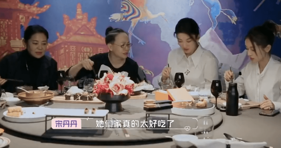 那个餐厅豪华有格调,颇有点上海私厨的味道.