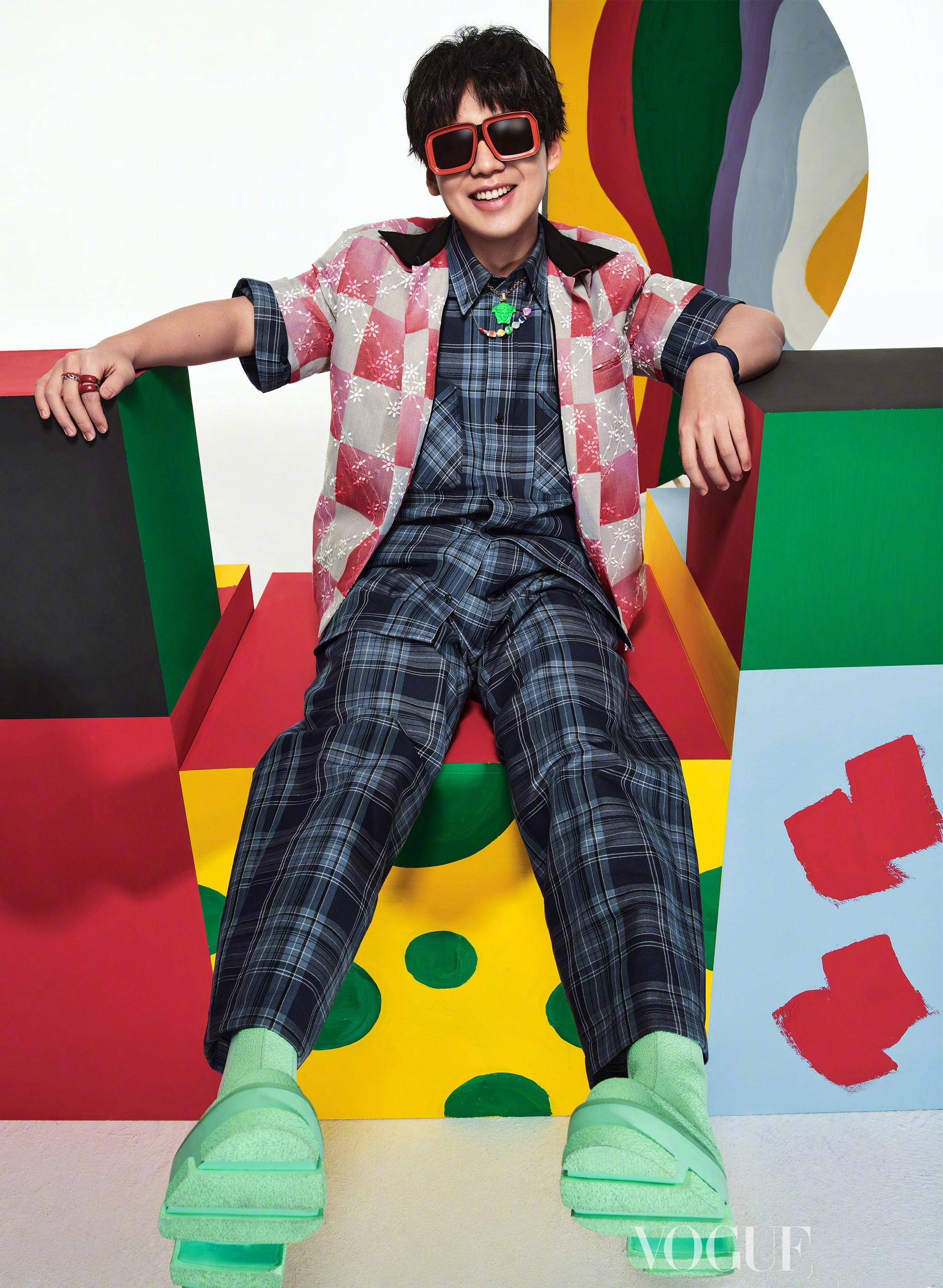 郭麒麟新综艺路透照曝光,穿千元卫衣拎皮蛋,皮肤白皙很亮眼