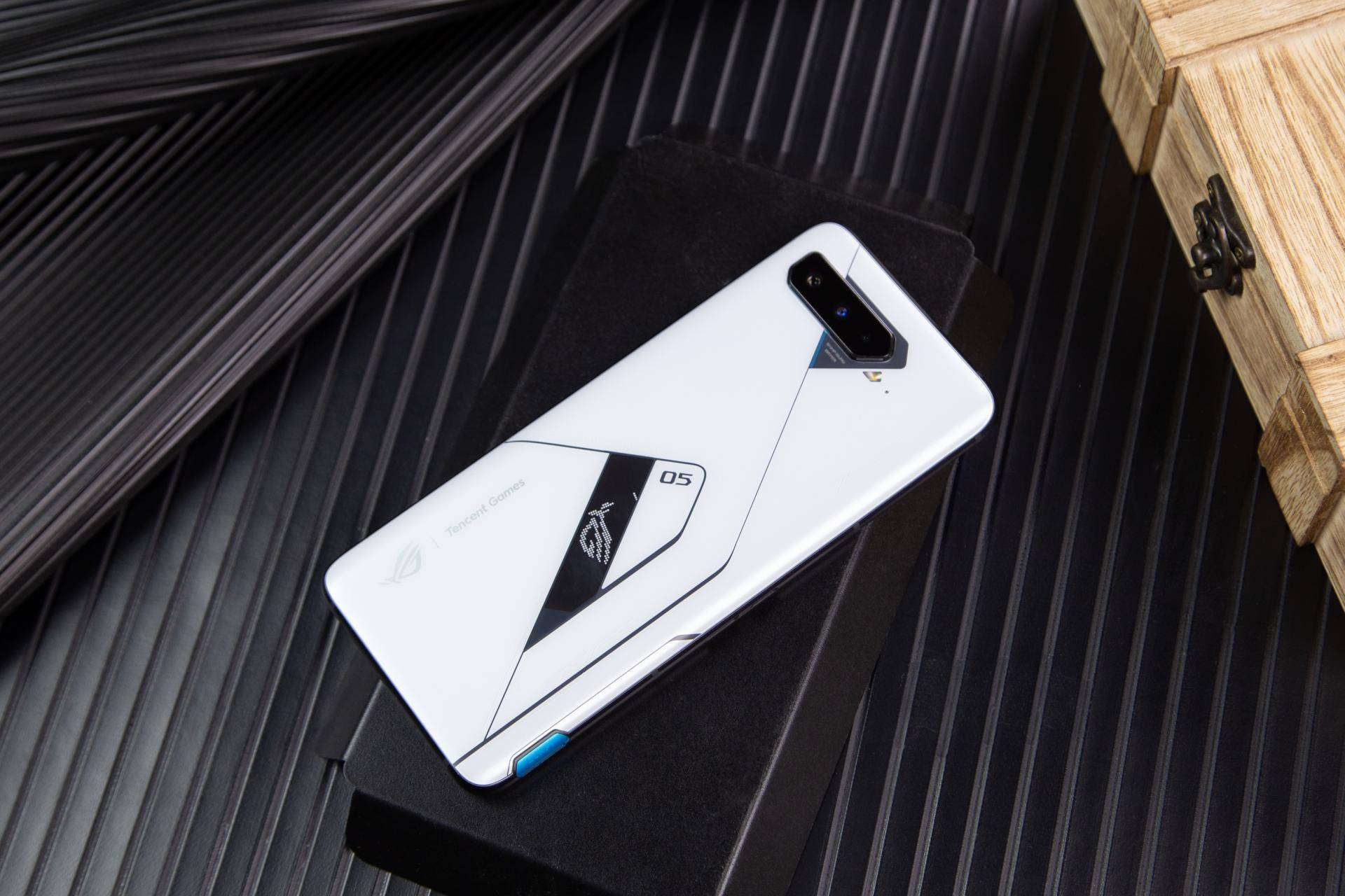 rog游戏手机5幻影图赏:"帅爆了"可能是最适合它的形容词