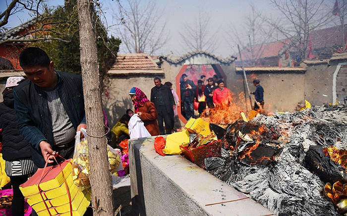 清明节焚香烧纸祭祖扫墓传统习俗为何又成糟粕被嫌弃