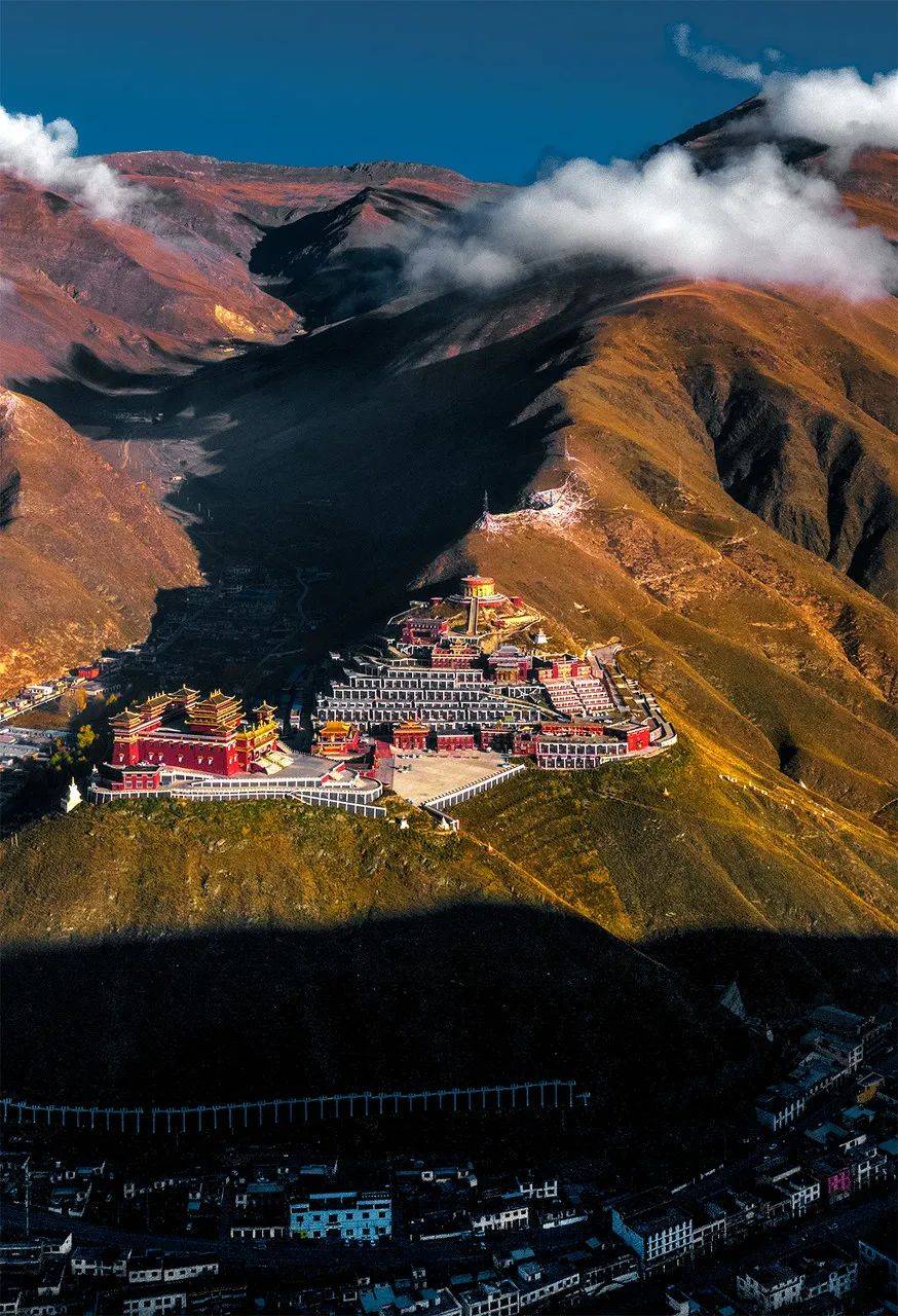 中国唯一全境不收门票的圣地，霸占青海1/3的美，比西藏更神秘…