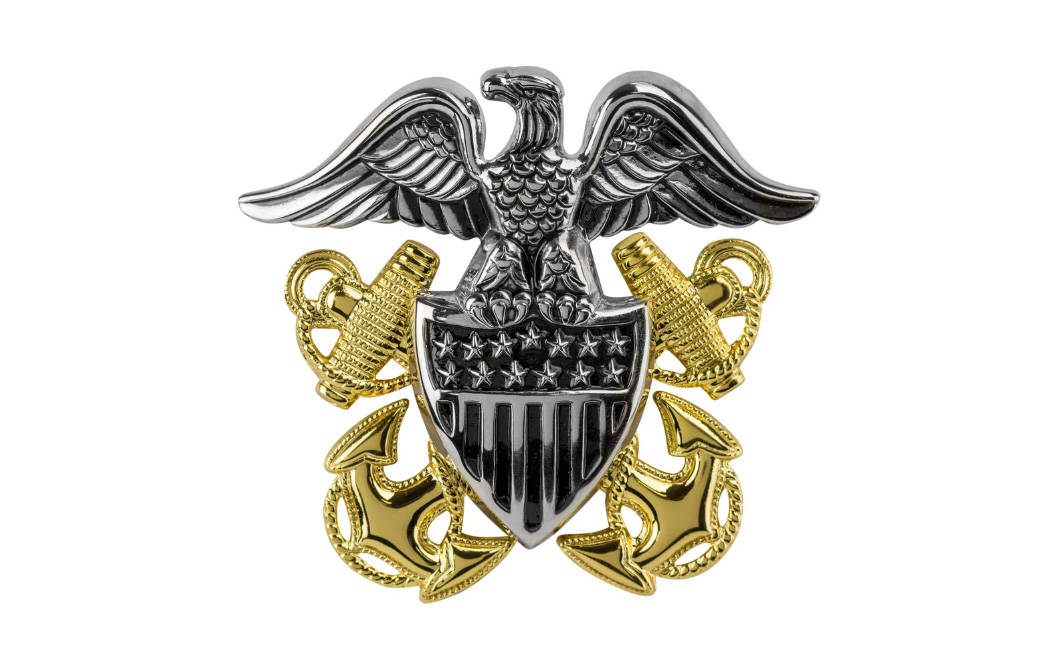 总体上讲,美国海军的大檐帽上的装饰由帽徽,颏带和固定按钮组成,中校