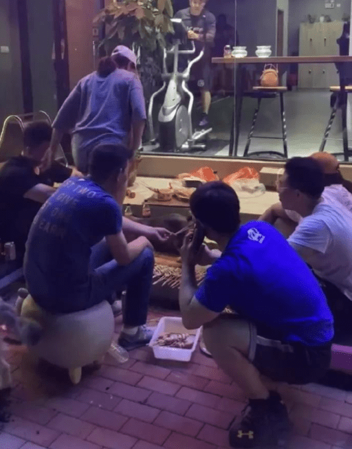 原创
弟兄们快跑吧,这个人有点二