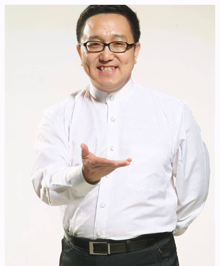 他曾是赵本山助理,又拜师姜昆,走红后二婚娶小11岁"丫蛋"_兆杰