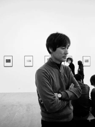 首先是因为山本昌南的作品都非常"小",基本都是小帧照片,尺寸大小可以