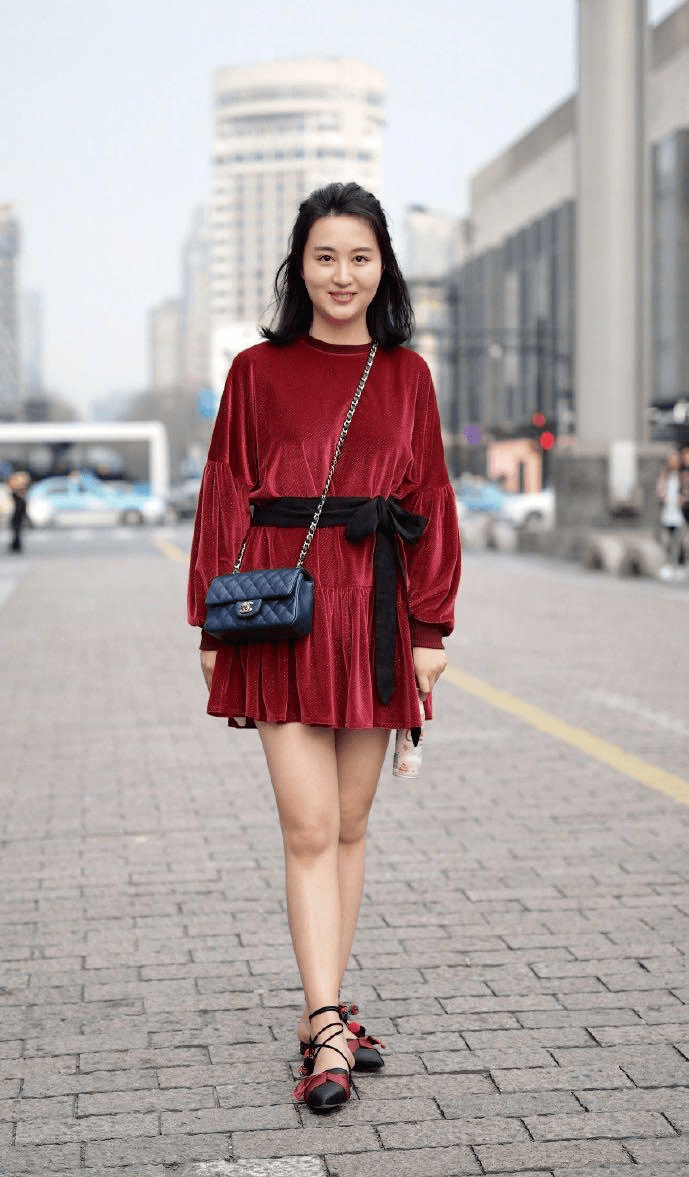 微胖也能很美,章小蕙穿斜肩白裙凹凸感满分,圆润脸蛋更显富态_女人