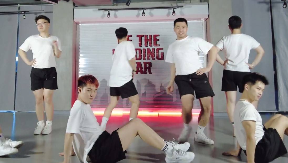 b站舞蹈区男团翻跳女团舞,短裤运动鞋太犯规,网友:我裂开了