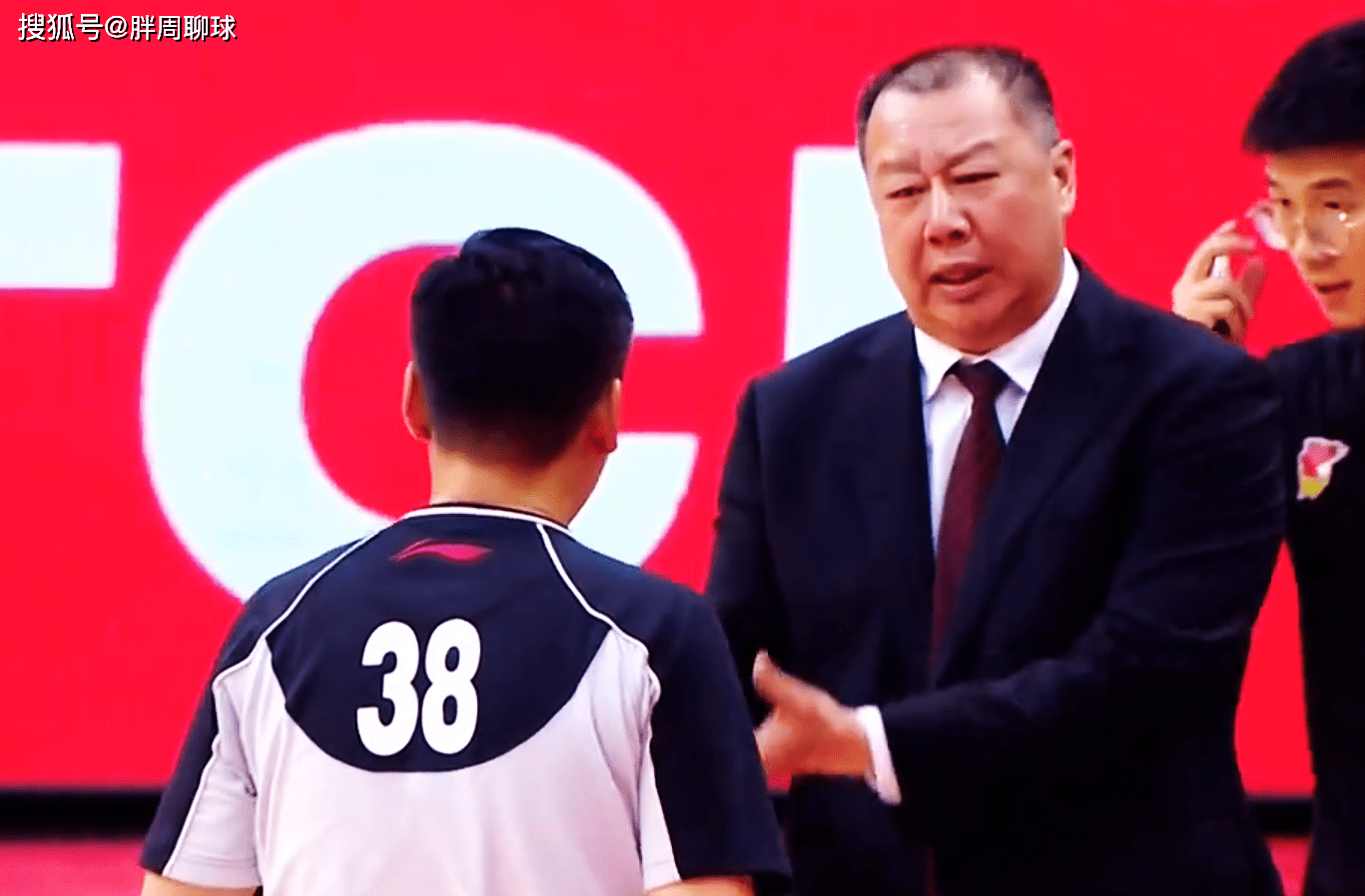 cba上演踢裆2 1争议,吴庆龙怒斥38号裁判_刘传