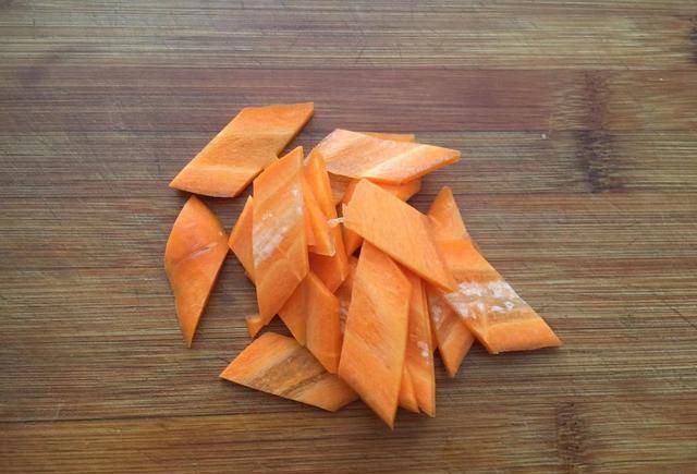 3,胡萝卜去皮切成菱形薄片