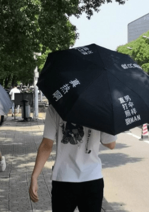原创
弟兄们快跑吧,这个人有点二