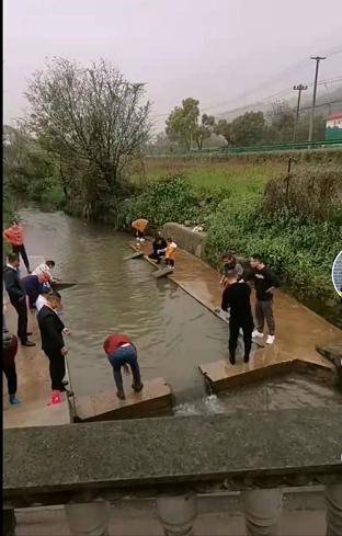 原创郭威回乡祭祖右手抱着孙子左手牵着孙女许妈脸上乐开了花