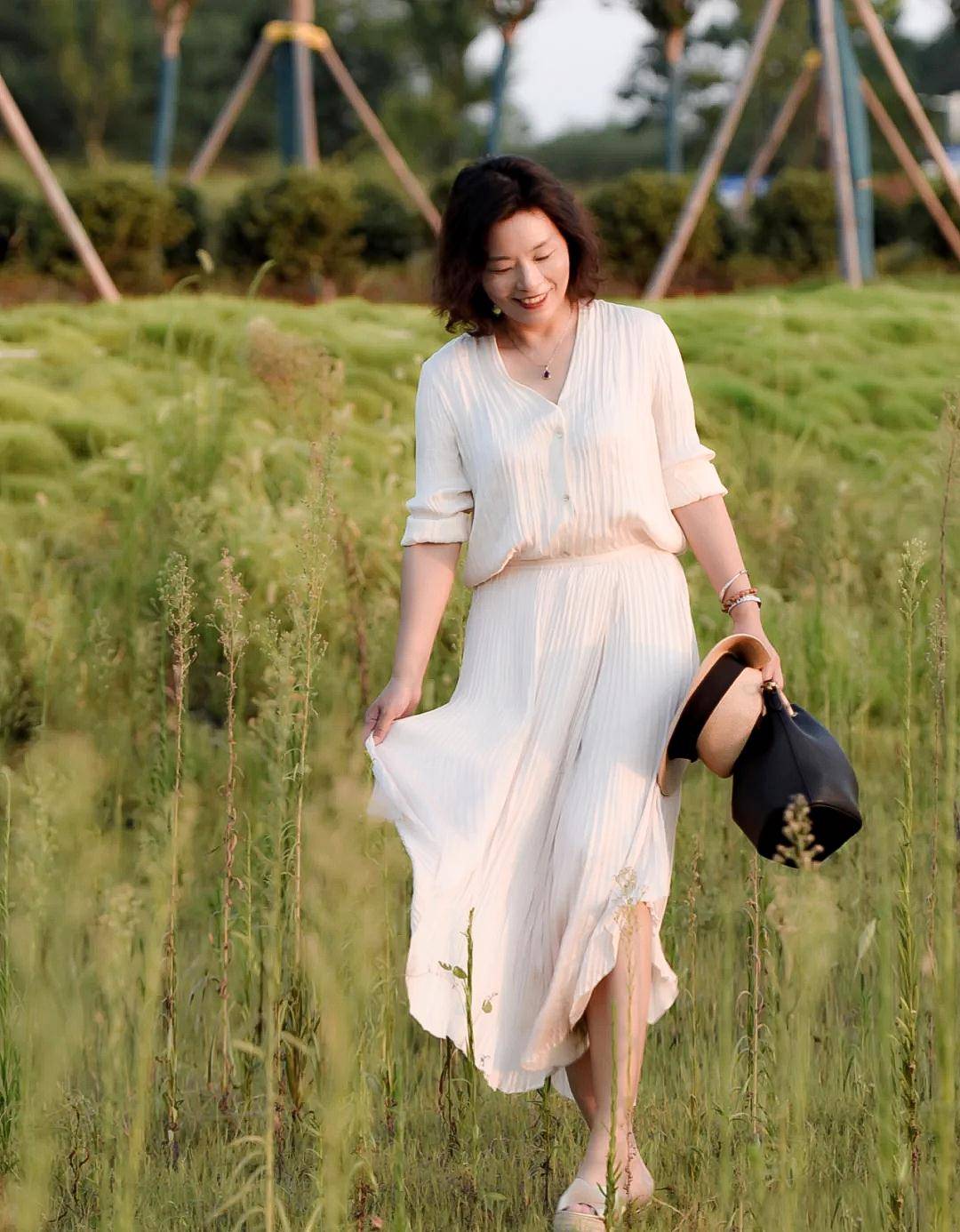 60岁"微胖大妈"真会穿!她的穿搭简单日常,气质不比三木妈妈差_中年