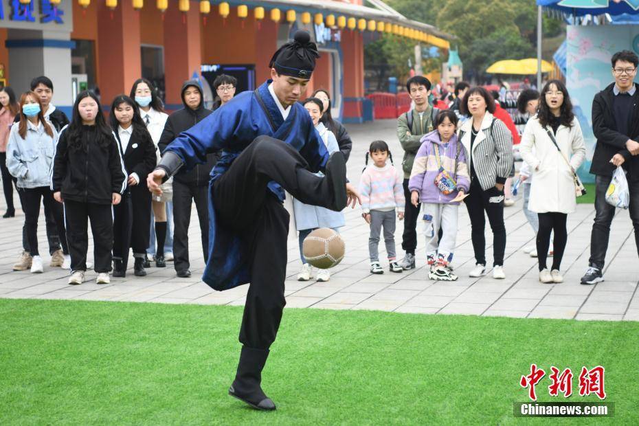 长沙举办清明蹴鞠