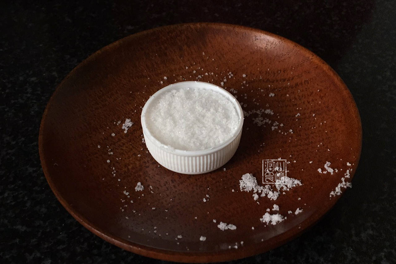 炒菜的盐放对了么?不同菜肴放盐时间不同,早放盐和晚放盐差别大