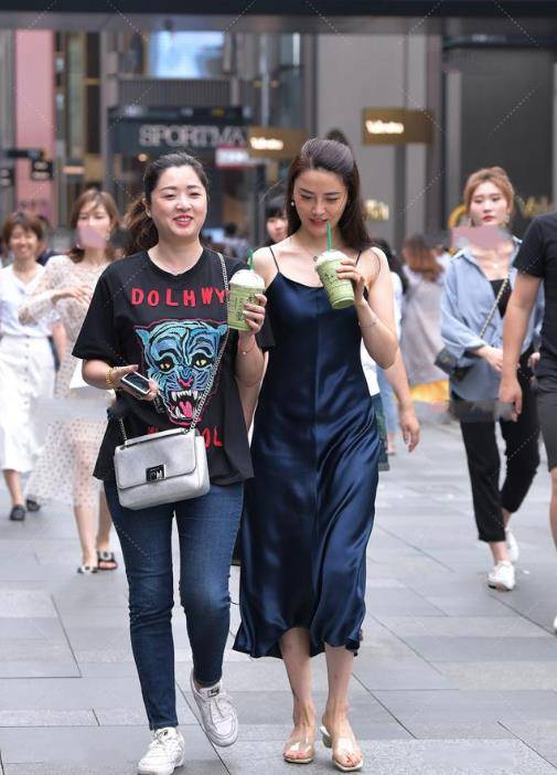 婚纱浅蓝色_浅蓝色婚纱服(3)