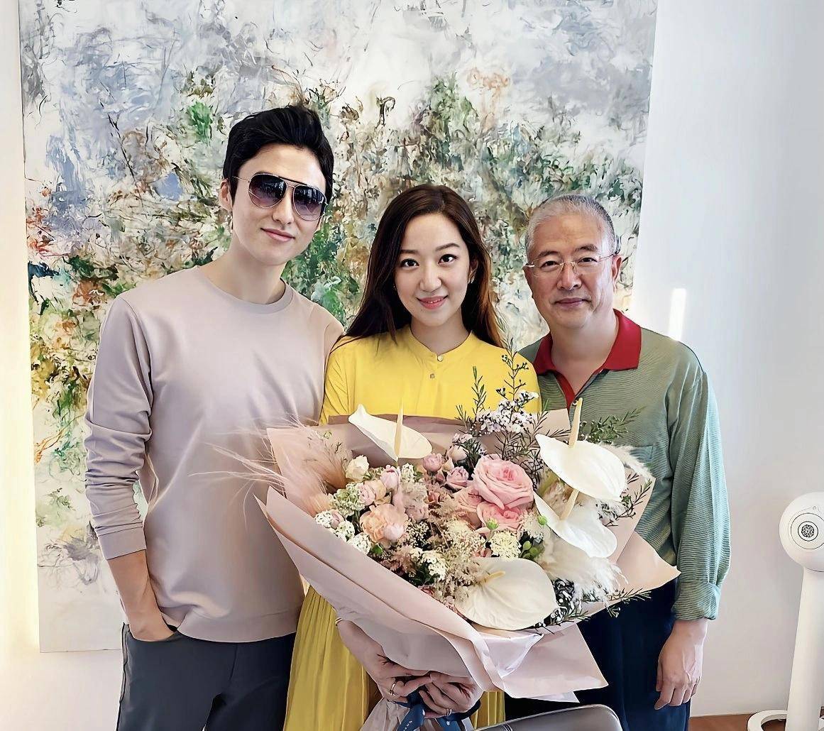 最重要的一次派对自然是丈夫陪伴在旁,汪圆圆的丈夫蔡加赞应该算是富