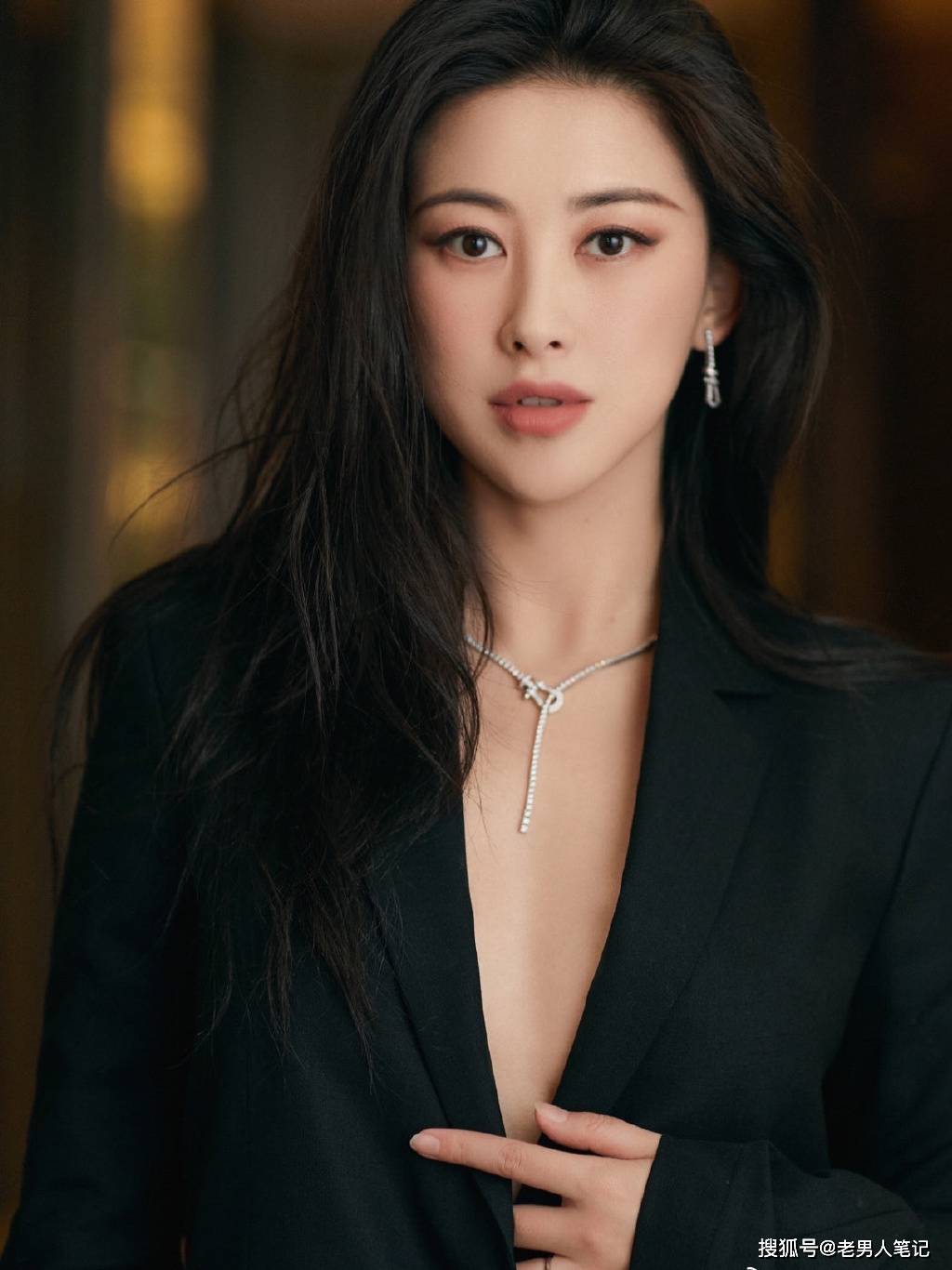 大婚不到20天后,朱珠穿紧身礼服挺着孕肚走红毯,恭喜姐姐
