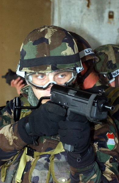 匈牙利产小水管微冲kpg9型冲锋枪