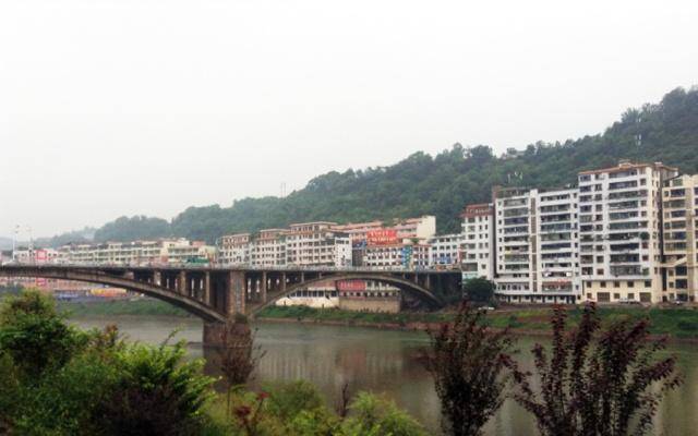 四川泸州合江县一个大镇，和贵州赤水市区一江之隔，一桥相连