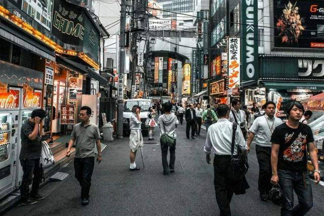在日本旅游看见有人举橙色旗子跑，一定要跟上他，除非你想不要命